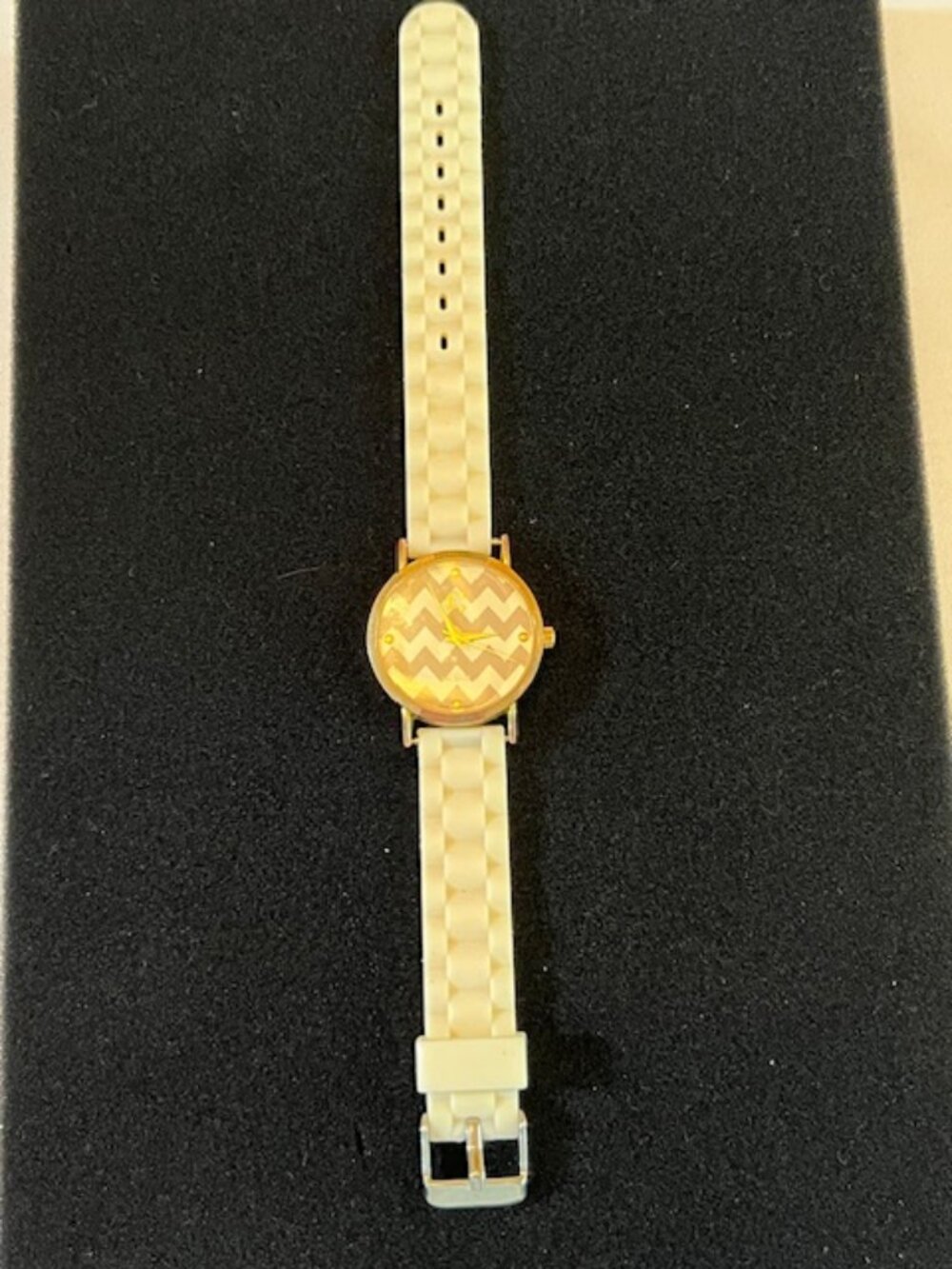 CHARMING CHARLIE | Chevron Zig Zag with Ivory White Band-NEW Battery - Picture 7 of 8